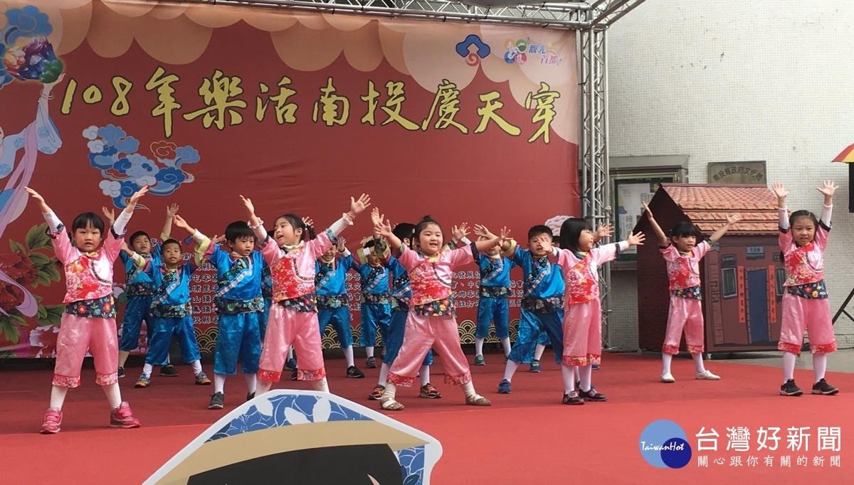 多倫多幼兒園學習客語也上台表演。(記者扶小萍攝)