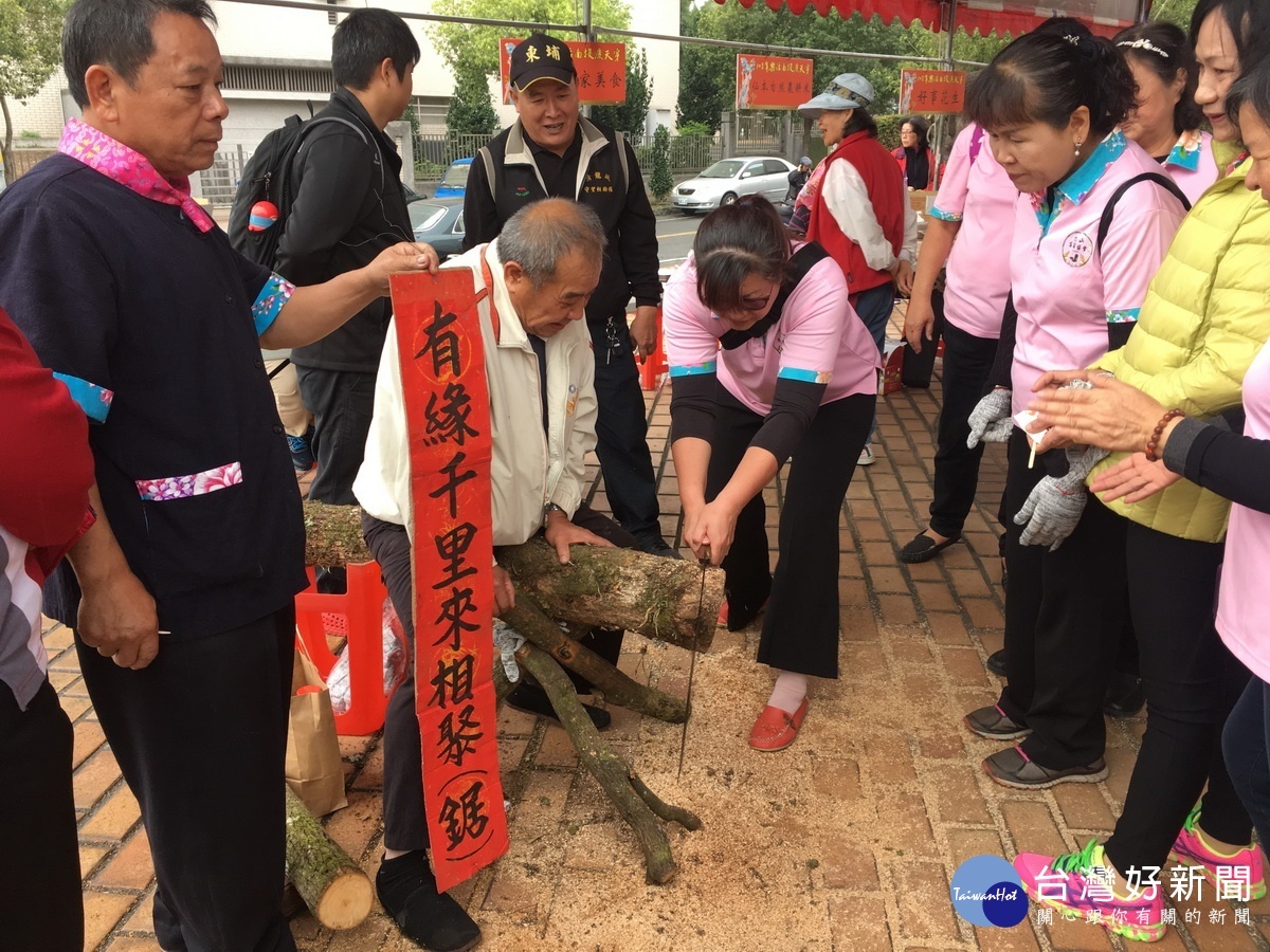 有緣千里來相聚( 鋸)引不少民眾一試身手。(記者扶小萍攝)