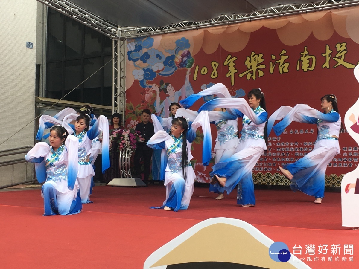 南投縣客家協會表演采薇。(記者扶小萍攝)