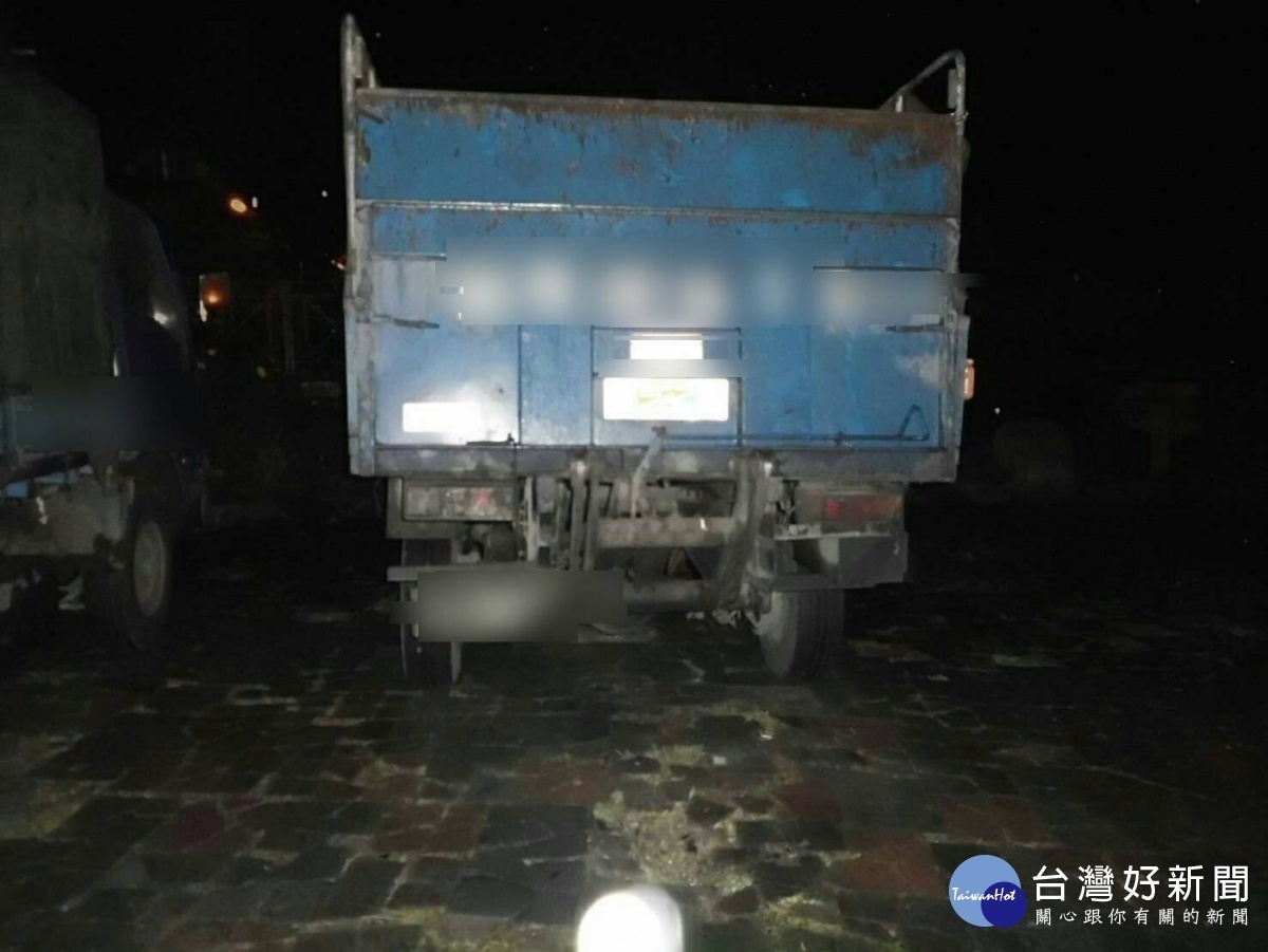 圖:大溪警方查獲徐姓等兩名地主偷倒垃圾污染山區,依法究辦。