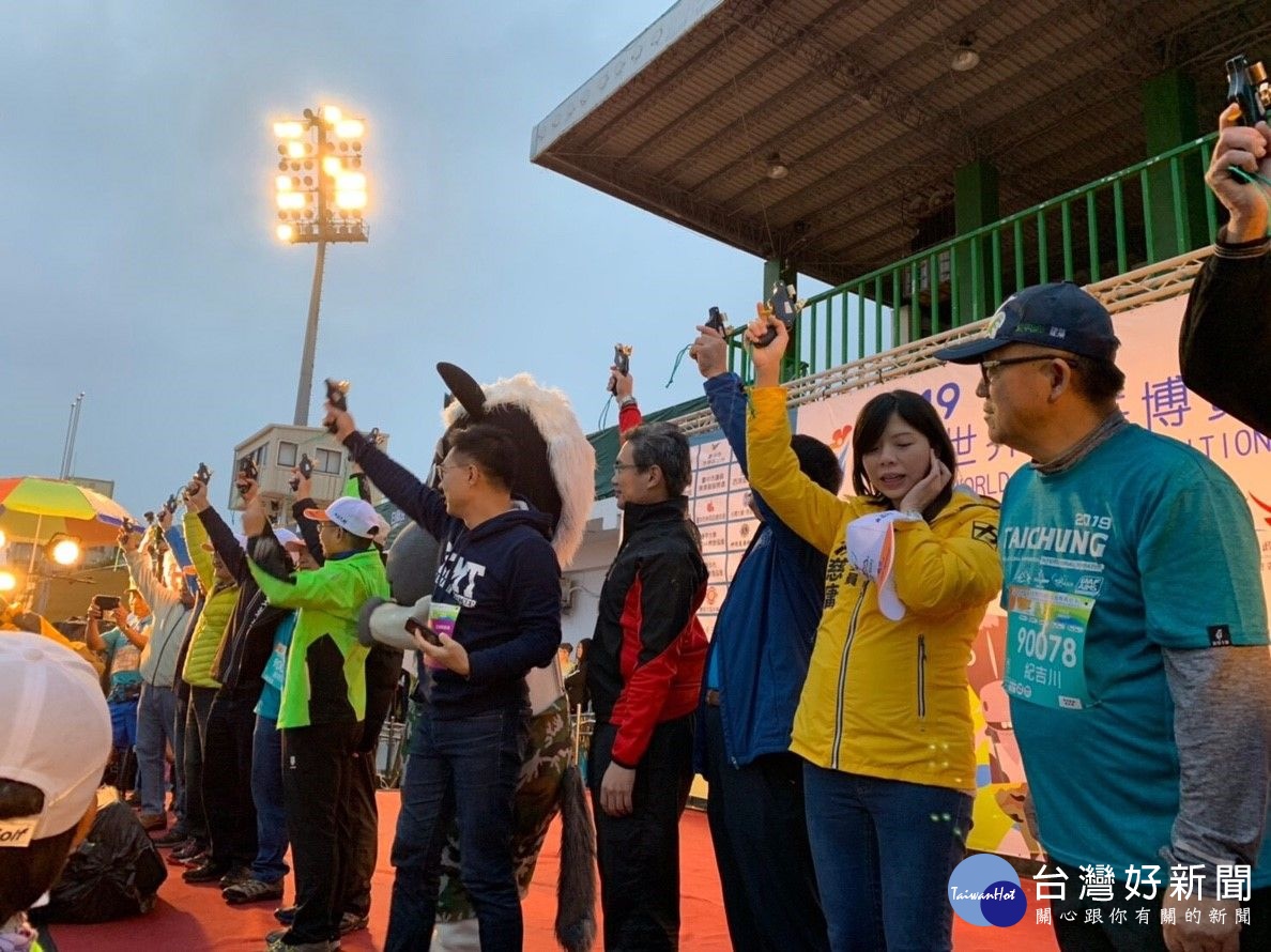 「花博馬拉松」開跑　1.5萬人雨中聆聽花開的聲音 台灣好新聞 第2張
