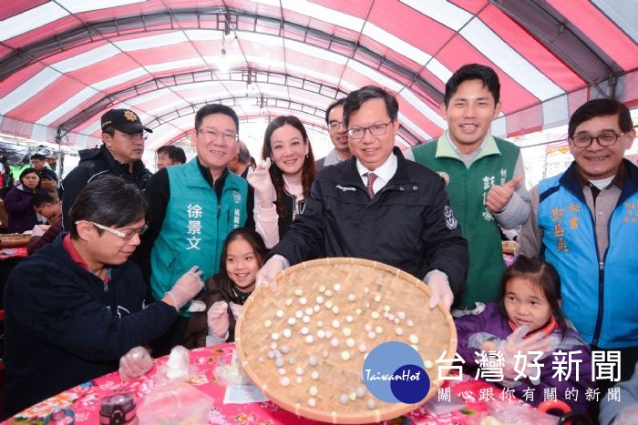市長和與會來賓的手作湯圓