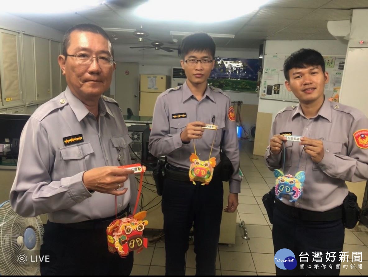 執行台灣燈會勤務　員警拿著燈籠「屏安豬」笑呵呵 台灣好新聞 第1張