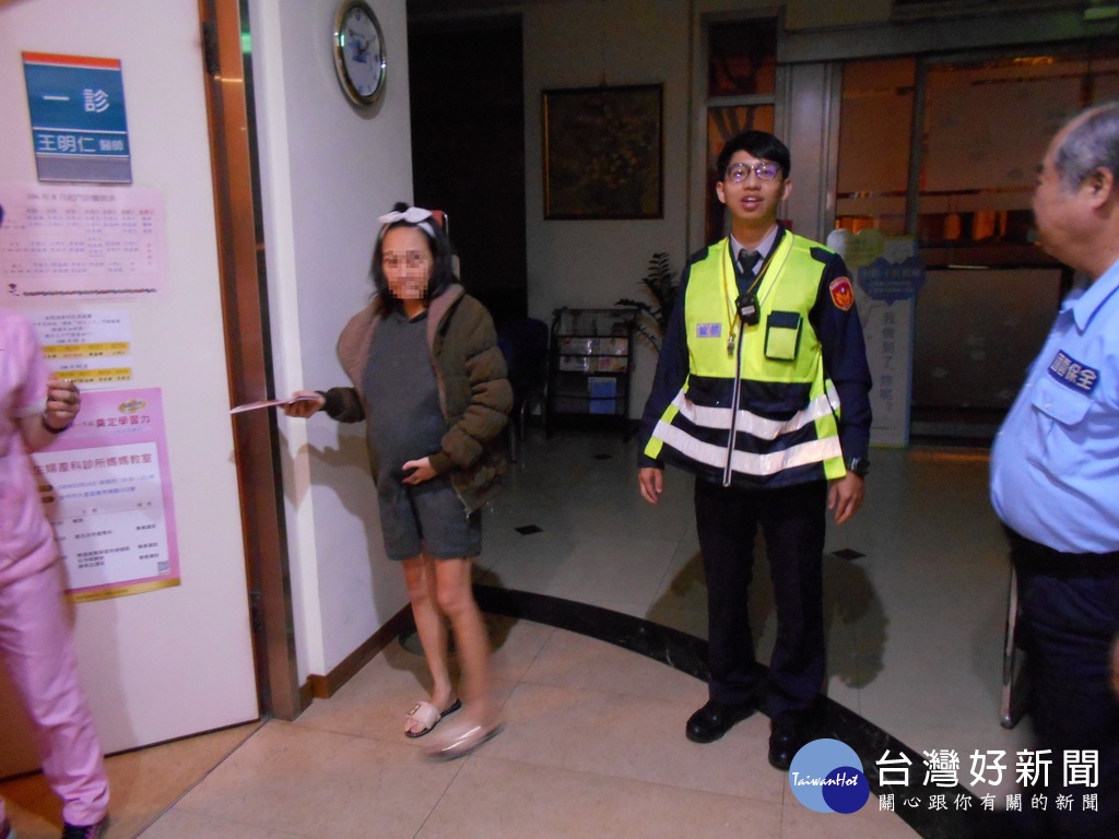 婦人急需分娩　夫攔警車開道護送至醫院 台灣好新聞 第1張