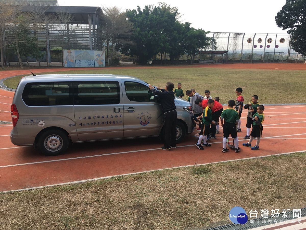 新車開回同學圍上仔細擦拭。（記者扶小萍攝）