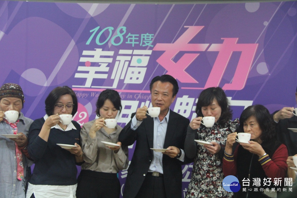 翁章梁親泡咖啡　遞給年度傑出女人 台灣好新聞 第1張