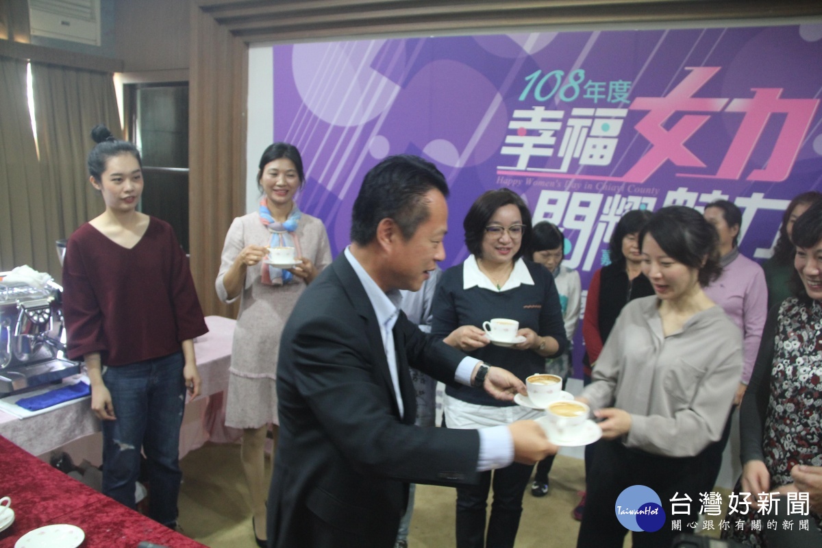 翁章梁親泡咖啡　遞給年度傑出女人 台灣好新聞 第2張