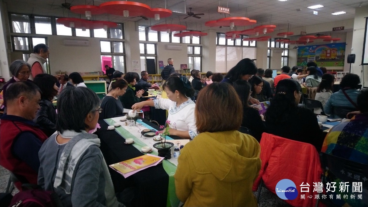 水里鄉立圖書館辦理茶席神韻講座,各界菁英參與分享神韻之美。〈記者吳素珍攝〉
