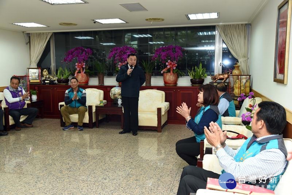 桃園市營造職業工會抵達桃園市議會參訪,受到議長邱奕勝的熱情接待。