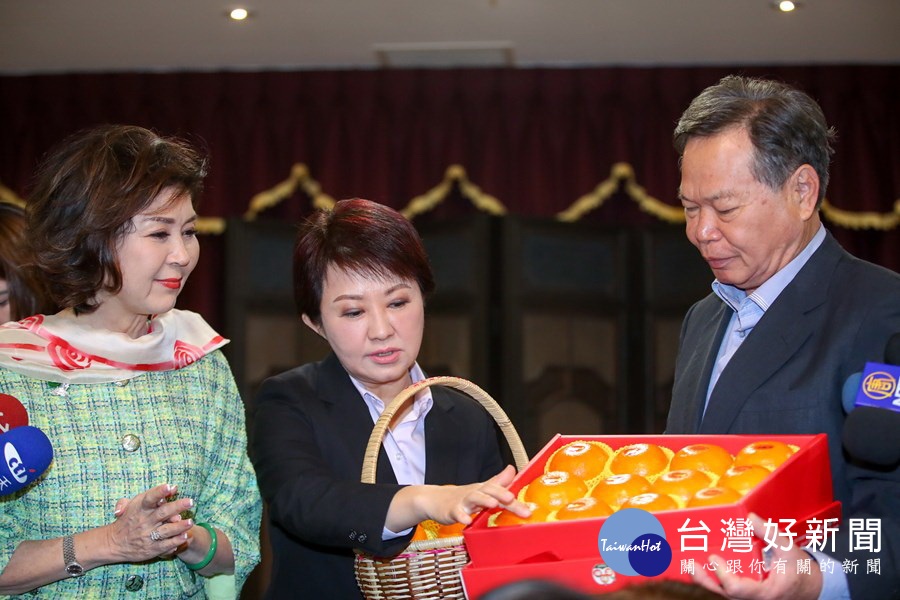 盧市長致贈茂谷柑給白嘉莉