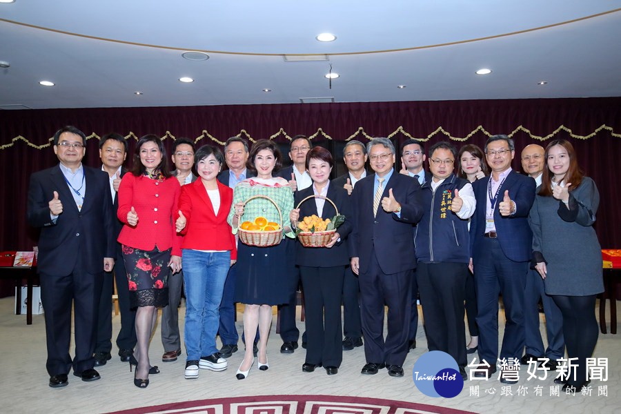 白嘉莉與市府團隊合影