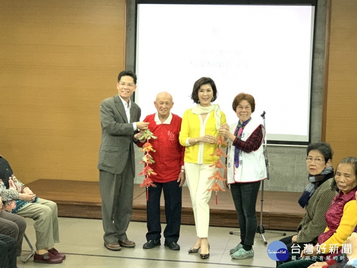 訪視長青快樂學堂　白嘉莉彷彿開小型演唱會 台灣好新聞 第2張