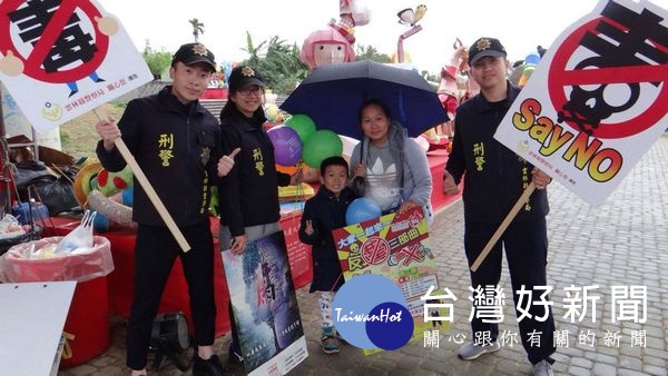 北港燈會吸引許多民眾朝聖賞燈,北港警分局預防犯罪宣導團到場實施婦幼安全、反詐騙及安居專案宣導,讓民眾邊賞燈邊了解當前警政相關措施。(記者陳昭宗拍攝)