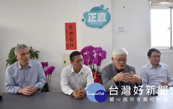 對於出任中選會主委,李進勇感謝院長蘇貞昌器重也期待立法院促成,未來正直辦公室仍由前副縣長丁彥哲等繼續為鄉親服務。(記者陳昭宗拍攝)