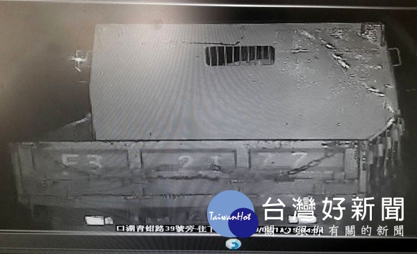 下崙大排合流處遭人利用夜間偷偷棄置廢棄物,警方調閱監視器稽查搜證,並請環保局認定其行為違反廢棄物清理法,將犯嫌函送地檢署偵辦。(記者陳昭宗拍攝)