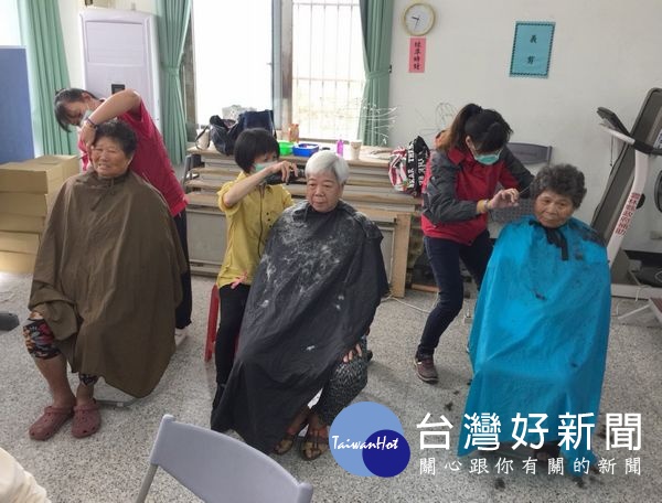 北港媽祖醫院吳錫金院長帶領中西醫護團隊,前往口湖鄉為民眾義診,鄉親們熱情響應,還有志工服務隊為長者修剪頭髮,現場洋溢溫馨氣氛。(記者陳昭宗拍攝)