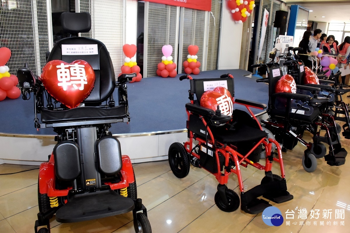 電動輪椅捐贈。