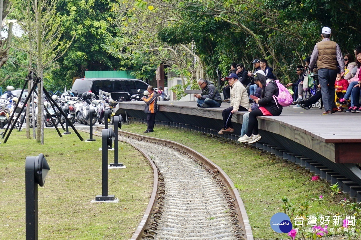 已完成路廊活化路段沿途植栽綠意盎然，搭配鐵道懷舊風格，獲得市民的喜愛。