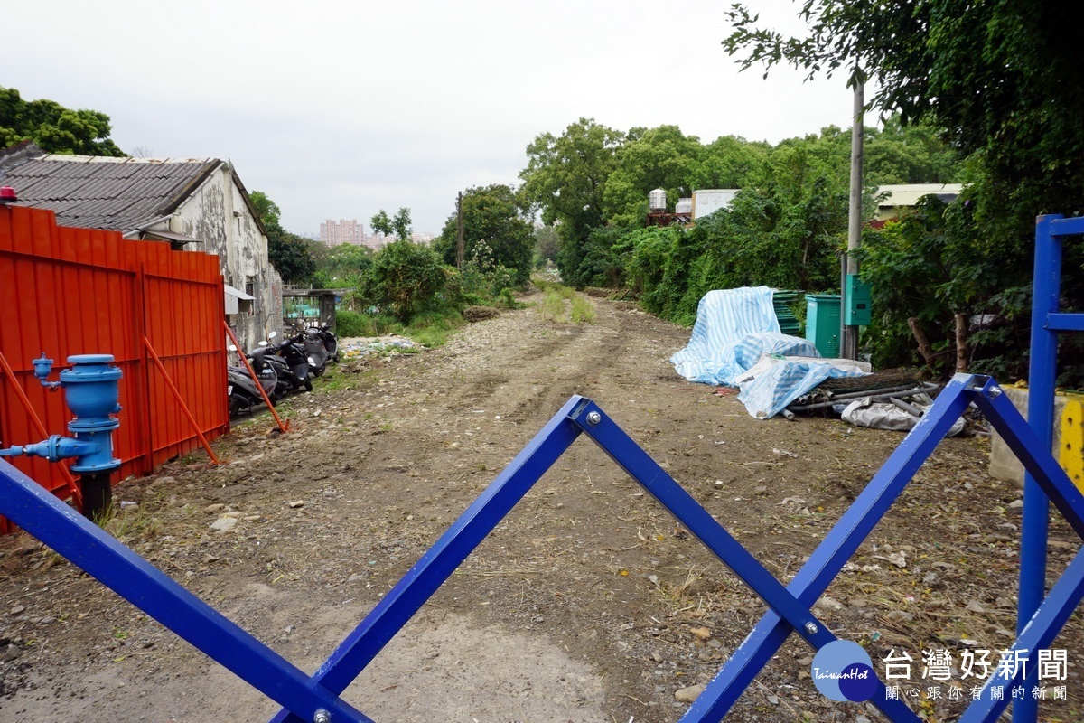 臺鐵林口線路廊活化工程成功路至大坑路段施工一隅。