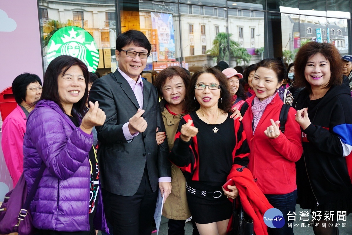 立法委員趙正宇在活動中分送濃度77%醇黑巧克力,現場粉絲爭相合照。