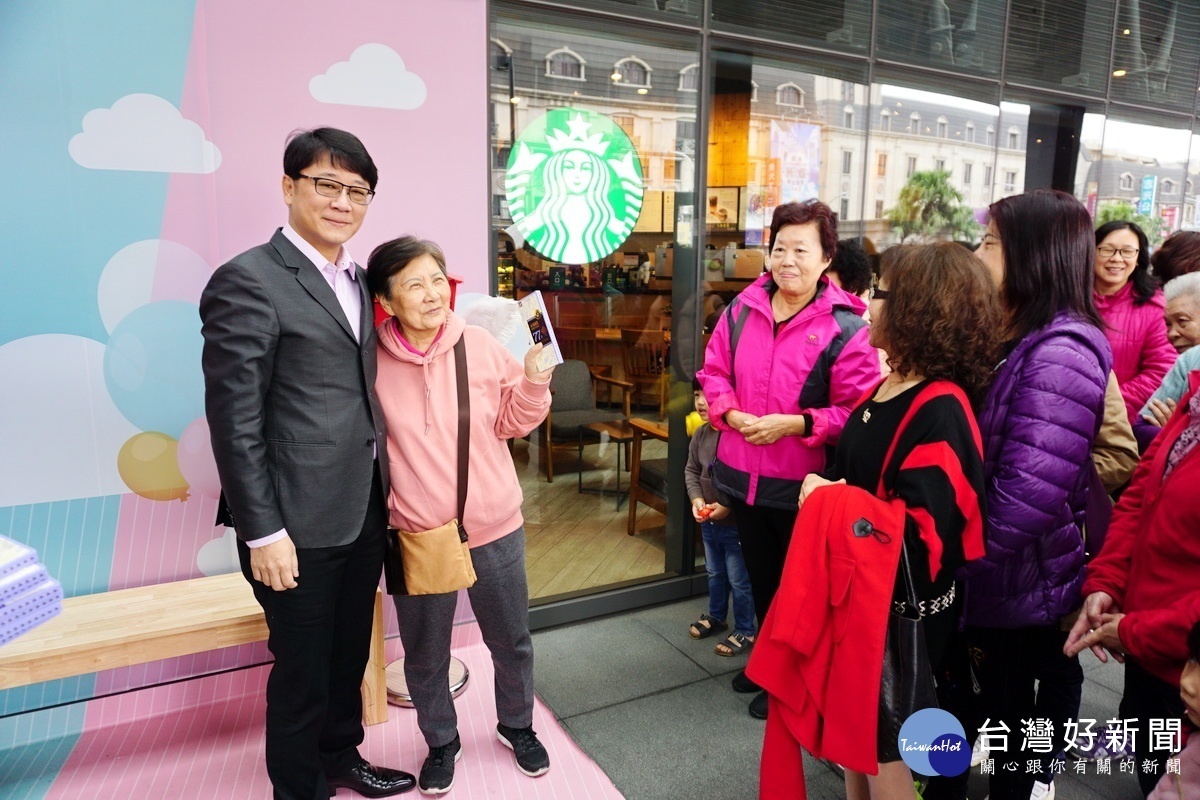 立法委員趙正宇在活動中分送濃度77%醇黑巧克力,現場粉絲爭相合照。
