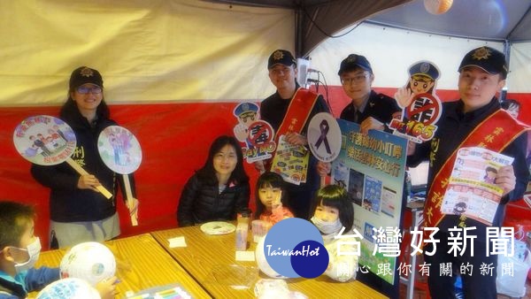 因應228連假一波賞燈高潮，北港警方派員於各瓶頸或易壅塞路段加強疏導，呼籲遊客加以配合，以維交通秩序與順暢。（記者陳昭宗拍攝）