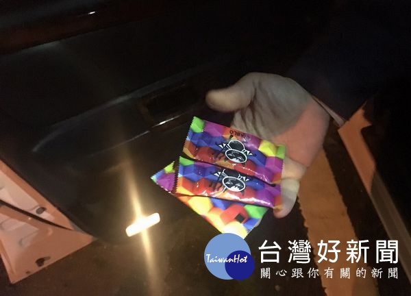 男子酒後駕車卻因不勝酒力,整輛汽車停於路中央睡著,巧遇警方巡查酒測值超標還起出毒品,依法送辦。(記者陳昭宗拍攝)
