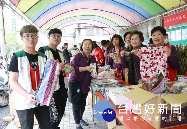 雲林家扶舉辦「無窮世代-掏掏零錢圓貧童讀書夢」義賣會,吸引許多民眾熱情響應,用實際行動幫助貧童安心就學。(記者陳昭宗拍攝)