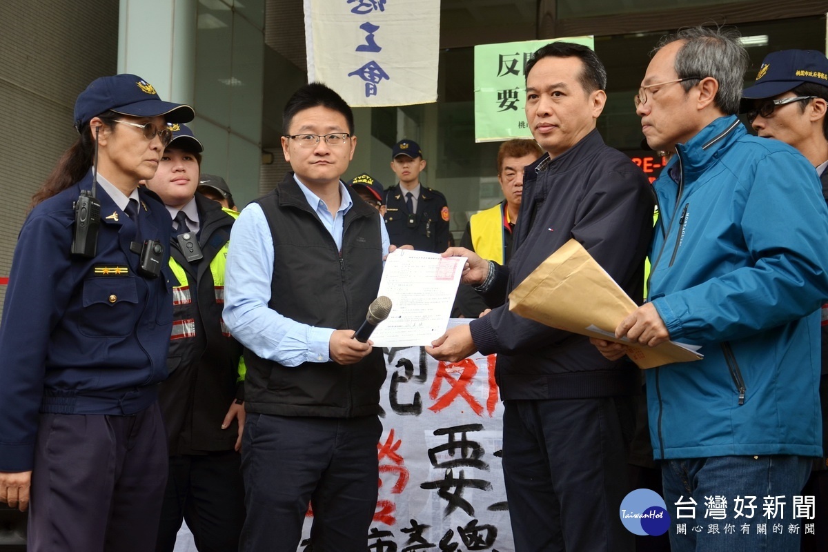 桃園市政府勞動局勞資關係科長張哲航代表桃園市府接下勞資爭議申請調解書。