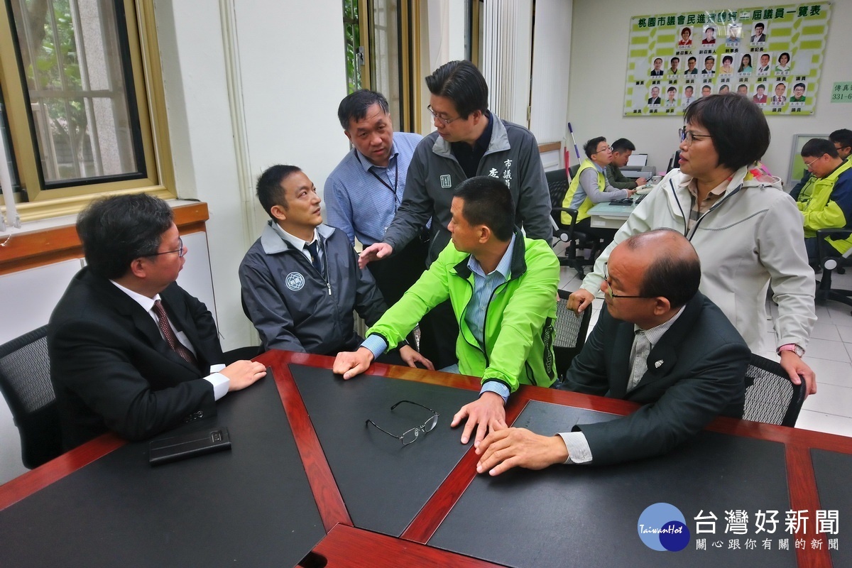 針對桃園市公共工程拆遷補償條例修正案,桃園市長鄭文燦與民籍黨議員說明原因尋求支持。