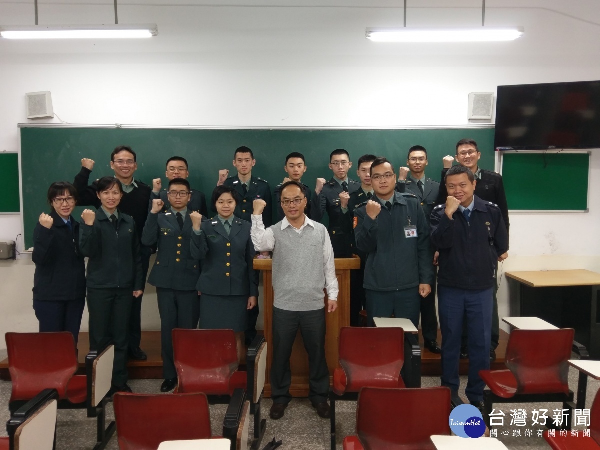 桃園育達高中邀請就讀軍校的校友回娘家,辦理軍校招募活動,與師長敘舊相見歡。