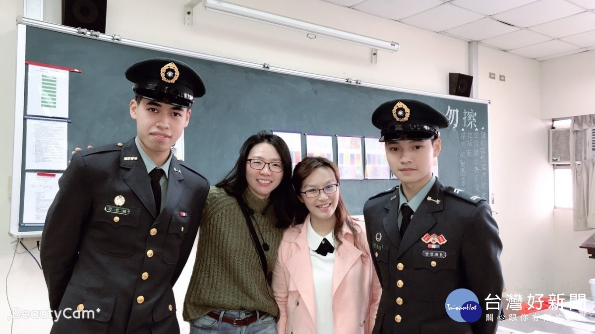 桃園育達高中邀請就讀軍校的校友回娘家,辦理軍校招募活動,與師長敘舊相見歡。