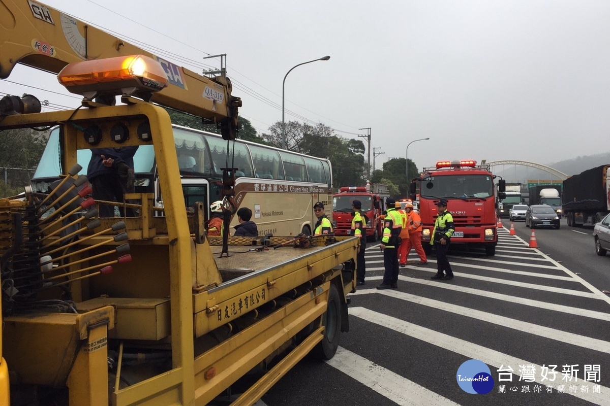 國道陸客團遊覽車撞拖吊車　6人送醫均無大礙 台灣好新聞 第2張