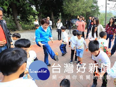 盧秀燕與學童同樂