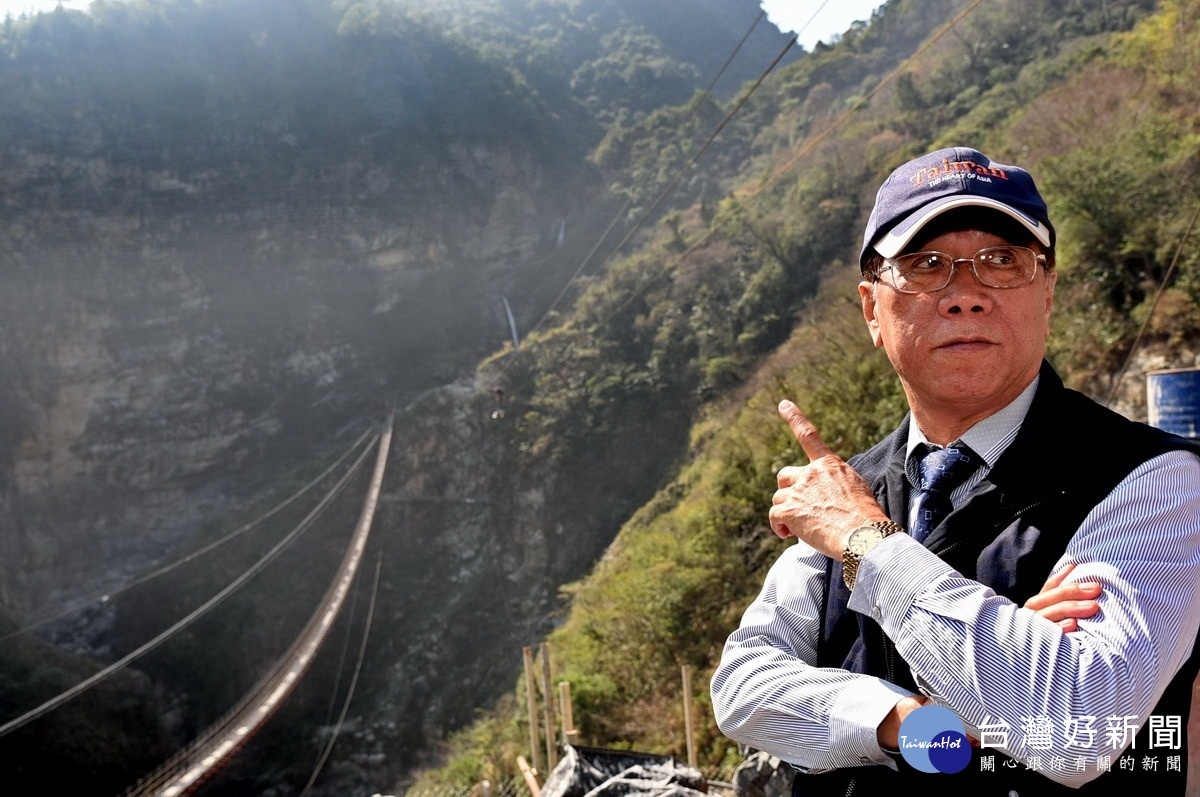 縣長林明溱27日巡察雙龍景觀吊橋工程進度。