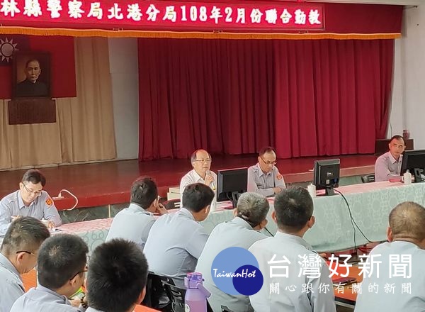 雲縣警局副局長許明耀參加北港分局勤教,勉勵重視公權力及警察形象,強調執法尊嚴及機關威信,亦藉由傾聽基層聲音提升凝聚力,發揮團結的力量。(記者陳昭宗拍攝)