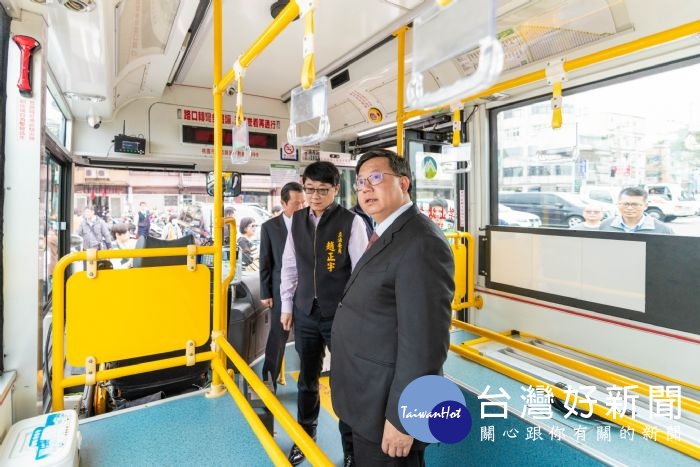 鄭文燦市長巡視新購置公車內部設備