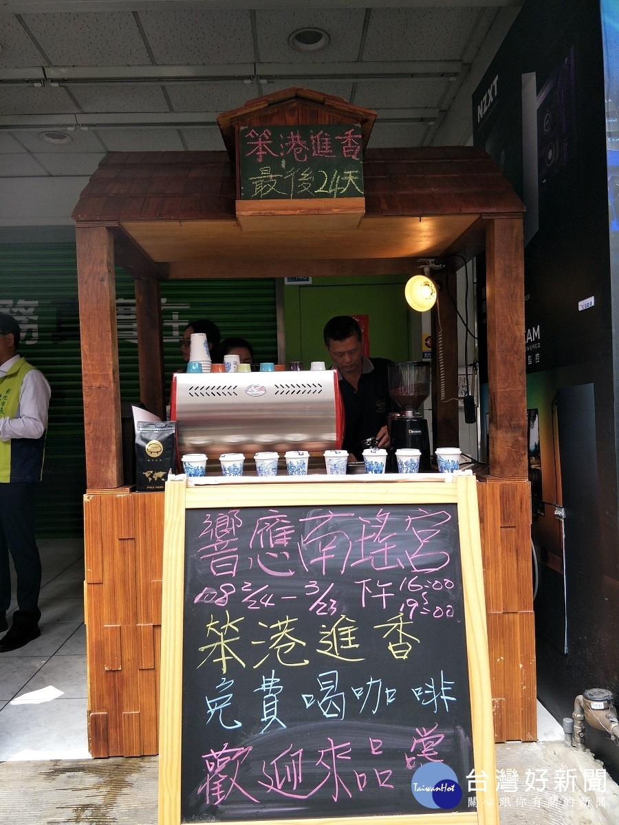 響應南瑤宮笨港進香,醫師五度推出「打卡按讚」送咖啡 。圖/記者鄧富珍攝
