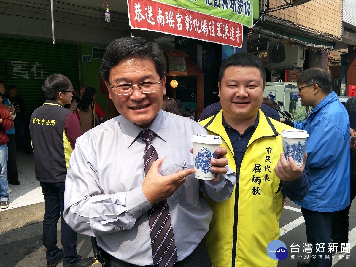 民進黨彰化縣黨部主委邱建富,現場感謝陳醫師連續五年發心跟隨南瑤媽笨港進香,歡迎鄉親共襄盛舉打卡按讚!圖/記者鄧富珍攝