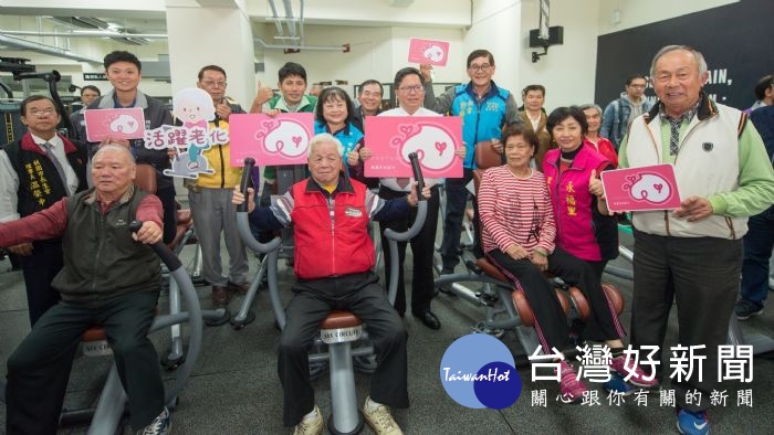 鄭市長與長者們在運動中心合照