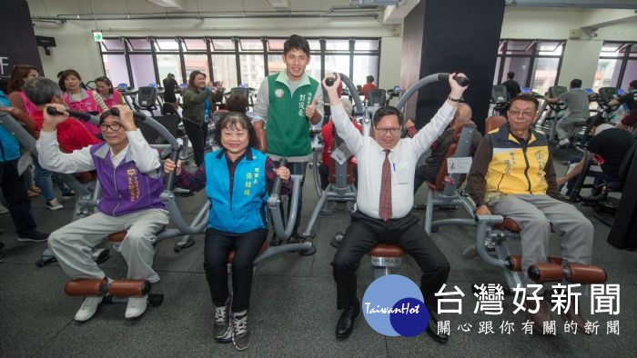 鄭市長使用健身器材