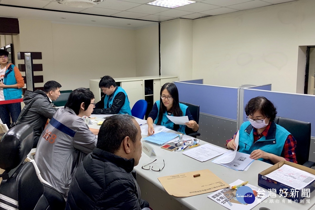 「桃園中路二號社會住宅」申請者眾多,桃園市政府2樓川堂民眾排隊申請情形。