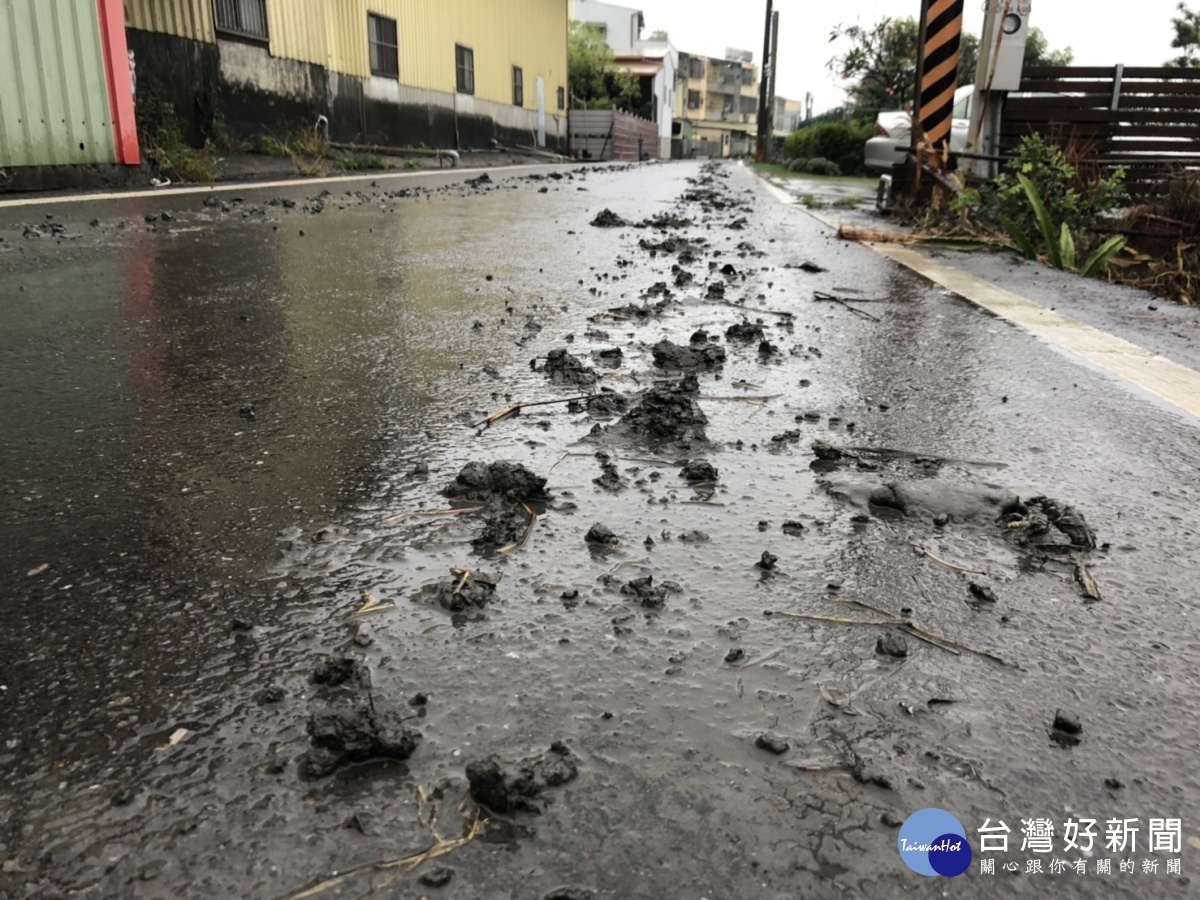 耕耘機攜田土汙染路面 導致騎士「犁田」送進加護病房