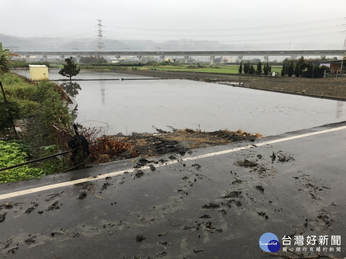 耕耘機攜田土汙染路面　導致騎士「犁田」送進加護病房 台灣好新聞 第4張