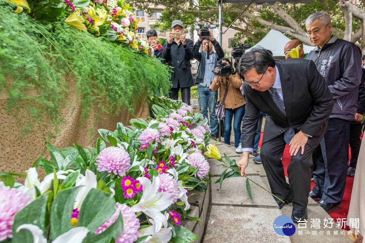 桃園市長鄭文燦率同市府團隊在228事件雕塑紀念碑前獻花。