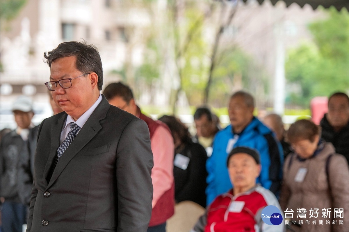 桃園市228事件72週年紀念追思儀式中，桃園市長鄭文燦率領與會人員默哀。