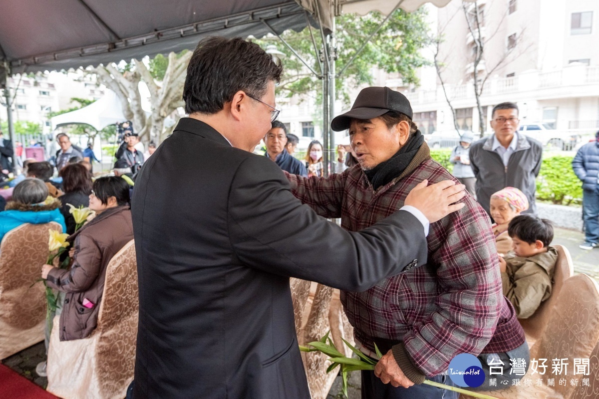 桃園市長鄭文燦向與會228受難者家屬送花致意。