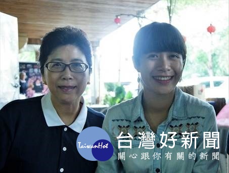 洪懿君(右)利用假日與母親陳美惠投入骨髓捐贈驗血活動。(慈濟基金會提供)