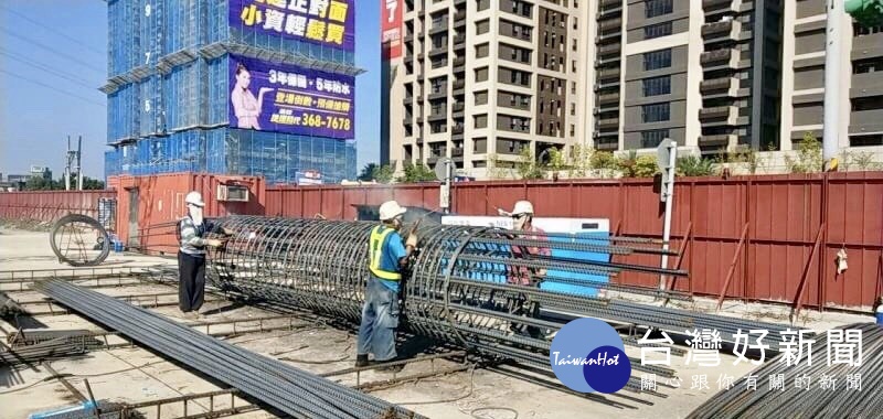 桃園市議員詹江村以直播方式,在捷運綠線工地質疑「捷運綠線假動工」