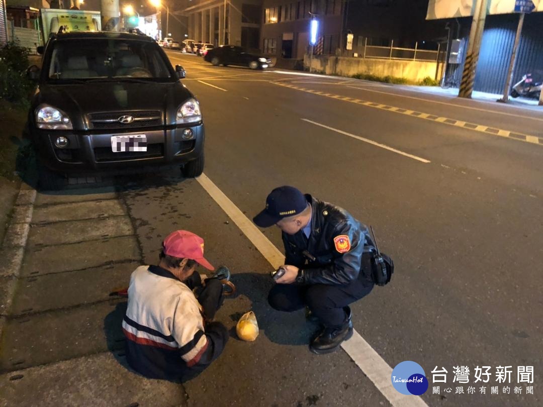 老翁寒夜路倒蹲坐路旁　暖警細心照料助返家 台灣好新聞 第1張